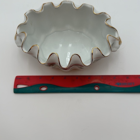 Burton and Burton Ruffled Grapevine Serving Dish - Picture 15 of 16